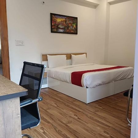 Hotel Bsh Group Нойда Екстер'єр фото